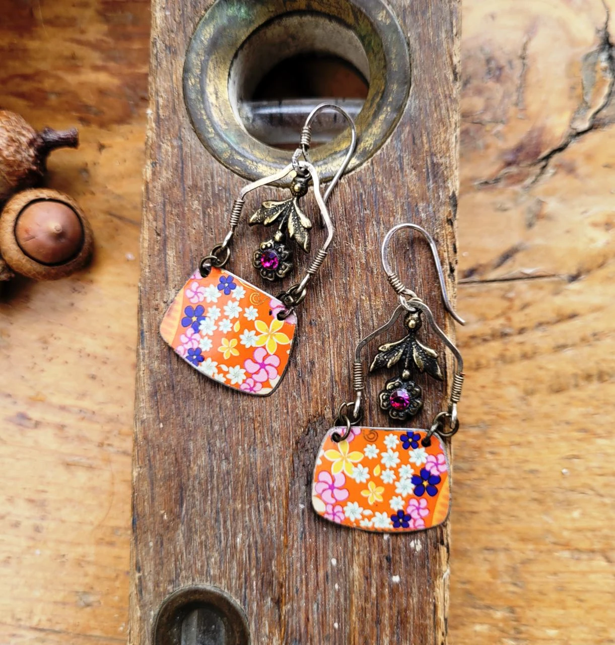 Vintage boho retrostijl oorbellen met gerecycleerde metalen bedels – photo 6
